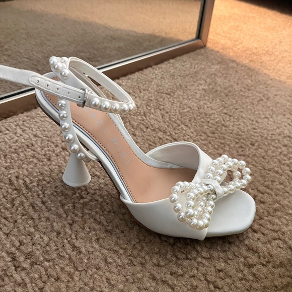 White/ pearl wedding heels

Never worn - Picture 2 of 7